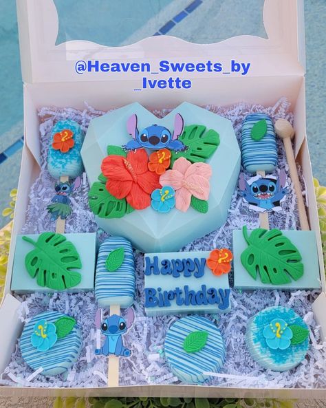 Lilo And Stitch Birthday Party Treats, Lilo And Stitch Cakesicles, Stitch Treat Ideas, Lilo And Stitch Chocolate Covered Oreos, Stitch Treat Table, Stitch Party Treats, Stitch Birthday Treats, Stitch Chocolate Covered Strawberries, Lilo And Stitch Treats