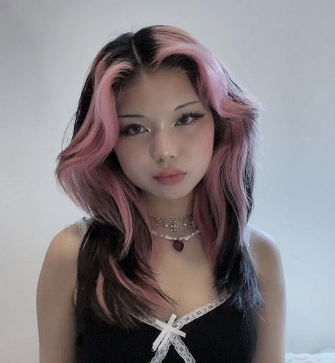 Black And Pink Hair Asian, Light Pink Hair Streaks, Top Layer Of Hair Dyed, Pink Dyed Hair Ideas, Black And Magenta Hair, Black Pink Hair, Streaks Hair, Pink Hair Streaks, Color Streaks