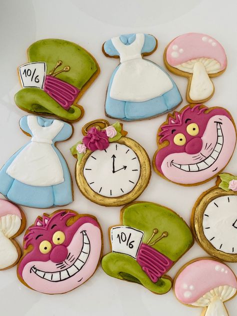 Alice In Wonderland Cookies Decorated, Party Cookies Decorated, Alice In Wonderland Cookies, Cookies First Birthday, Cookie Royal Icing, Wonderland Cookies, Tea Cup Cookies, Cookies Party, Alice In Wonderland Cakes