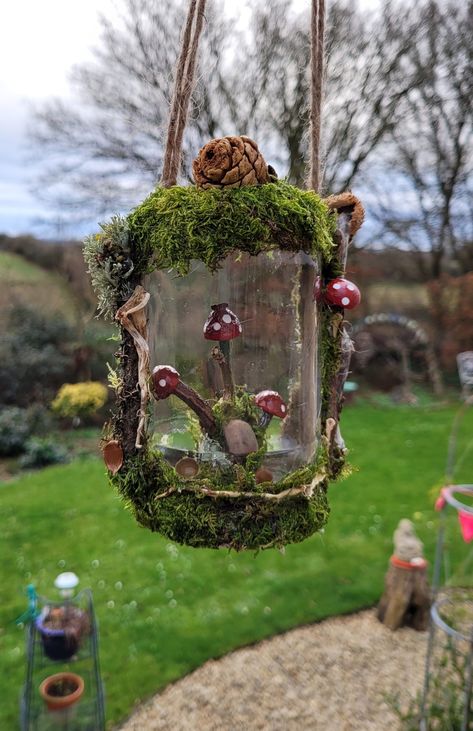 Witchy Crafts Diy Projects, Glass Jar Art, Fairy Medieval, Moss And Mushrooms, Mushroom Jar, Acorn Caps, Mushroom Crafts, Fairy Garden Crafts, Jar Art