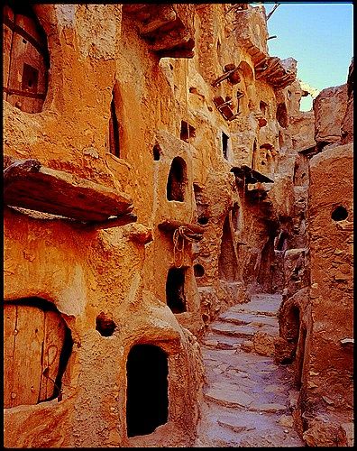 Abu Musa Khckla- Old Houses carved in the mountains Islamic City, Chicken Recipes Easy, The Lovely Bones, Recipes Easy Dinner, Traditional Houses, The Carnival, Easy Dinner Ideas, Living Tips, Libya