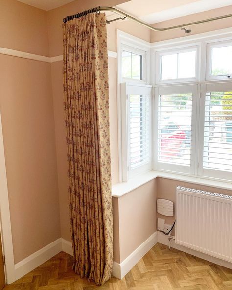 Short Curtains Bay Window, Box Bay Window Curtains, Pelmets Ideas Modern, Square Bay Window Curtains, Bay Windows Curtains, Terrace Cottage, Box Window Seat, Bay Window Dressing, Square Bay Window