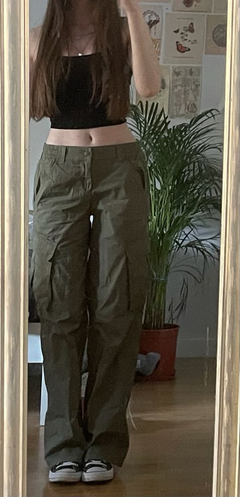 Jeans With Tshirt Women, How To Style Green Cargo Pants Grunge, Fits With Green Cargo Pants, Olive Green Pants Outfit Aesthetic, Big Tights Outfit, Outfit Tiro Bajo, Green Cargos Outfits Aesthetic, Olive Green Aesthetic Outfit, Olive Green Outfit Aesthetic