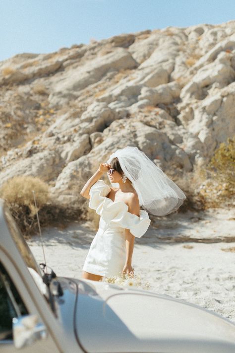 Mini Vintage Wedding Dress, Retro Mini Wedding Dress, Bridal Styled Shoot Outdoor, Retro Bride Photoshoot, Retro Elopement Photoshoot, Retro Car Wedding Photography, Vintage Car Bridal Photos, Bridal Styled Shoot, Retro Bridal