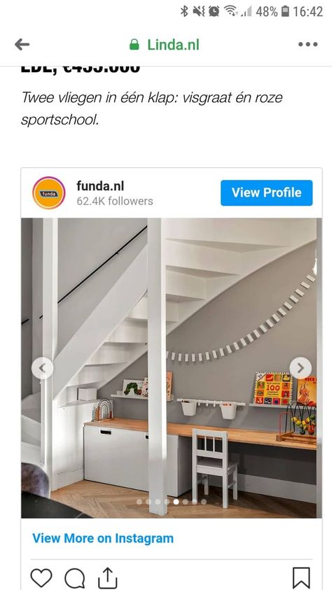 Speelhoek onder trap Play Corner Under Stairs, Under The Stairs Playroom Ideas, Under Stairs Playroom, Kids Basement, Under Stairs Nook, Room Under Stairs, Wood Partition, Stair Nook, Stair Shelves