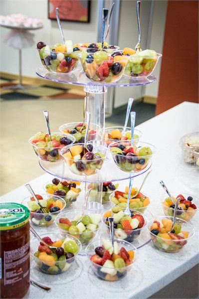 Babyshower fruit station Fruit Station Ideas, Fruit Cups For Wedding Reception, Fruit Table Ideas Birthday, Fruit Bar Ideas Parties, Fruit Cups Ideas, Fruit Bar Wedding, Fruit Cups For Party, Fruit Station, Fruit Table Ideas