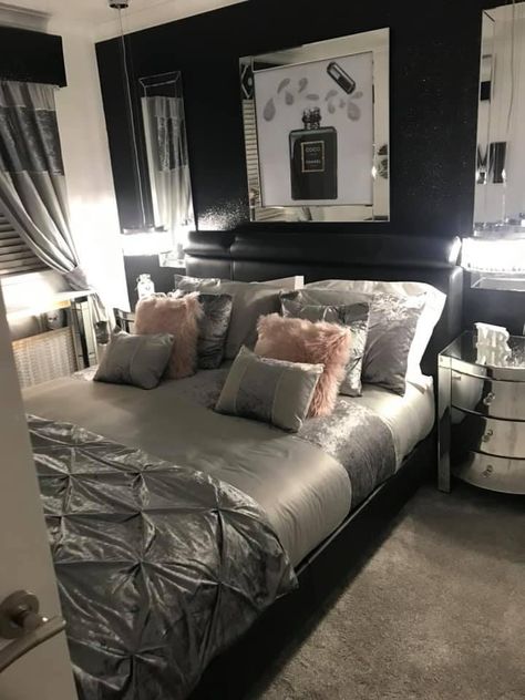 Black White Grey Silver Bedroom, Black And Grey Bedroom Aesthetic, Room Ideas For Black Women, Black And Silver Room Decor, Black Glam Bedroom Ideas, Black Bedroom Ideas For Teens, Black And White Glam Bedroom, Cyan Room, Seductive Bedroom Ideas