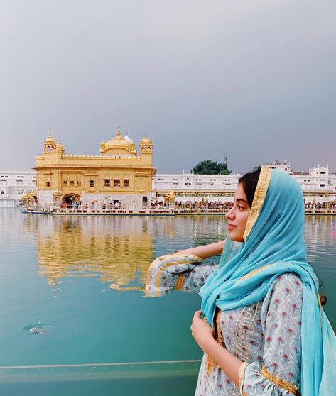 Suit Poses, Temple Photography, Janhvi Kapoor, Golden Temple, Indian Photoshoot, Girls Dp Stylish, Beautiful Suit, Best Photo Poses, Lakme Fashion Week