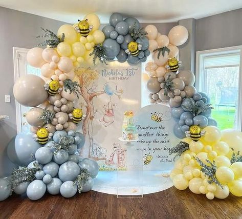 1st Birthday Decorations Boy, Baby Boy Birthday Themes, Winnie The Pooh Decor, Idee Babyshower, Winnie The Pooh Themes, Baby Boy 1st Birthday Party, Baby Shower Theme Decorations, Bee Baby Shower Theme, Winnie The Pooh Birthday