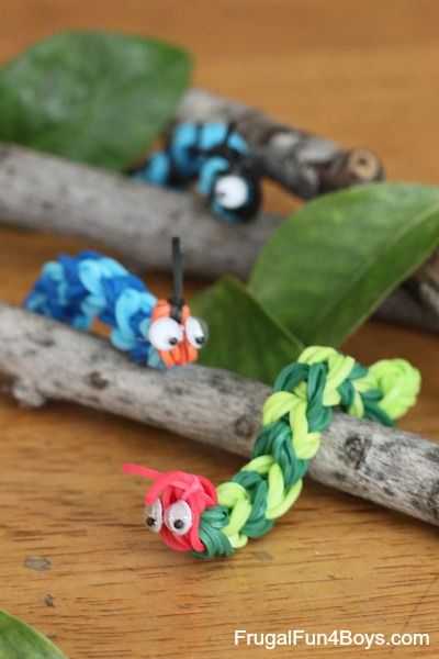 Rainbow Loom Caterpillars - HOW CUTE! These would be fun to make and play with for a bug theme. Rainbow Loom Animals, Loom Bands Designs, Loom Animals, Crazy Loom, Fun Loom, Loom Love, Rainbow Loom Tutorials, Rubber Band Crafts, Rainbow Loom Rubber Bands