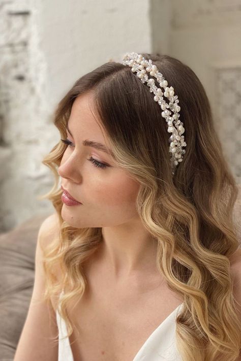 Headband For Bride, Reception Hairstyles, Hairstyles For Gowns, Pearl Headband Wedding, Minimal Wedding Dress, Grey Hair Transformation, Engagement Hairstyles, Simple Bride, Pearl Bridal Headband