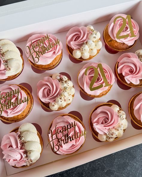 Pretty in pink - beautiful buttercream cupcakes for a special 21st birthday! . . . #lumibakes #21stbirthdaycupcakes #pinkbuttercreamcupcakes #buttercreamcupcakes #cakesinaltonhampshire #hampshirecupcakes #surreycupcakes 40th Birthday Cupcakes Women, Pink And Gold Cupcakes, 30th Birthday Cupcakes, 40th Birthday Cupcakes, 50th Birthday Cupcakes, 21st Birthday Cupcakes, Sparkly Cake, Cow Cakes, Gold Cupcakes