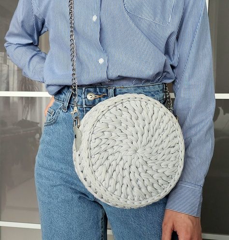 Very detailed video tutorial in three parts including sewing a zipper into the bag Round Purse Crochet Pattern, Crochet Round Purse, Crochet Bag With Zipper, Crochet Bag Tutorials Video How To Make, Round Bag Crochet, Crochet Round Bag, Market Crochet, Circle Purse, Sew Zipper