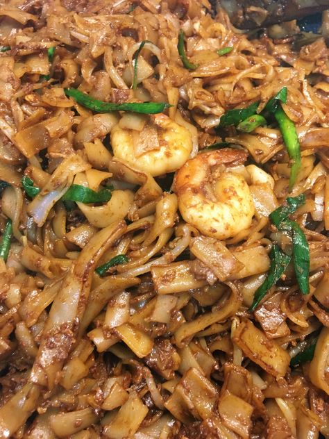 Fried flat noodles ‘char koay teow’ Flat Noodles, Asian Homes, Japchae, Noodles, House Styles, Ethnic Recipes