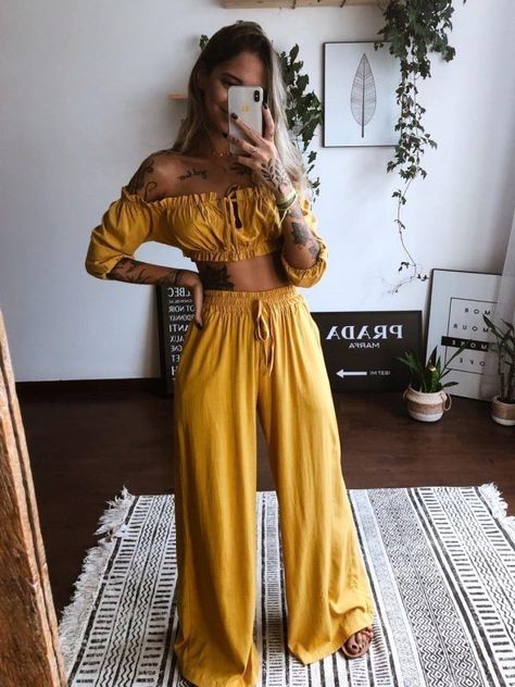 ecd62de20ea67e1c2d933d311b08178adesc48438180ri Look Hippie Chic, Mode Kimono, Boho Chic Outfits, Flowy Pants, Teenager Outfits, Hippie Outfits, Mode Inspo, Looks Vintage, Outfits Casuales