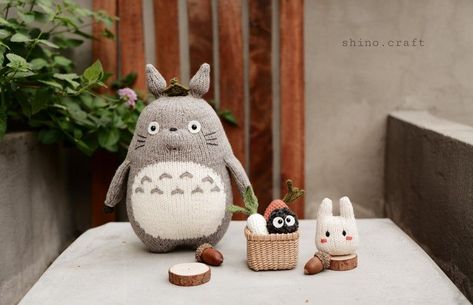 Knit a Totoro Plushie From The Film My Neighbor Totoro #knit #knitting #handmade #diy #totoro Totoro Diy, Totoro Pattern, Plushies Diy, Pet Sweaters, Circular Knitting Machine, Crochet For Boys, Knitted Animals, Textile Crafts, How To Knit