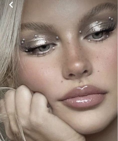 Metallic Silver Eyeliner, Colorguard Makeup Looks, Simple Club Makeup, Silver Fairy Makeup, Make Up Inspo Euphoria, Silver Shimmer Eye Makeup, Alien Inspired Makeup, Makeup Look Ideas Creative, Reputation Makeup