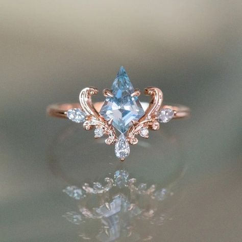 The Most Expensive Engagement Rings in Hollywood Cute Engagement Rings, Dream Engagement Rings, Aquamarine Ring, Wedding Rings Vintage, Aquamarine Rings, Fancy Jewelry, Pretty Rings, Fantasy Jewelry, Raw Stone