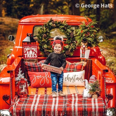 Holiday Theme Photoshoot, Holiday Truck Photoshoot, Christmas Truck Mini Sessions, Red Truck Christmas Pictures, Lemonade Ideas, Outdoor Christmas Photos, Christmas Shooting, Christmas Mini Shoot, Truck Photography