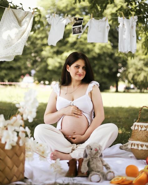 Maternity Picture Outfits, Baby Announcement Photoshoot, Maternity Photography Poses Couple, Maternity Photography Poses Pregnancy Pics, Baby Shower Photography, Picnic Style, Maternity Photography Poses, Maternity Poses, Women's Portrait Photography