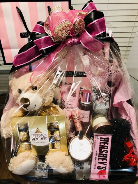 Baddie Birthday Presents, Basket For Best Friend Birthday, Baddie Gift Basket, Valentines Day Baskets For Best Friend, Bday Gift Basket Ideas, Birthday Packing Gift Ideas, Big Gift Basket Ideas, 16th Birthday Present Ideas Girl, Color Themed Gift Baskets Pink