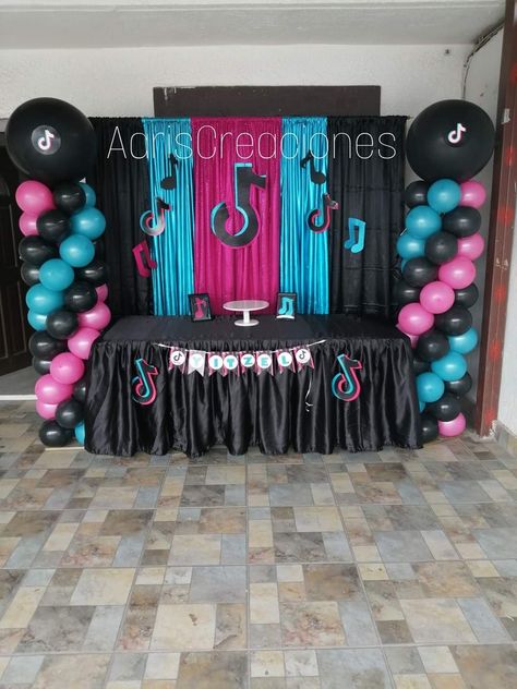 Tiktok Decoration Party, Tiktok Centerpiece Ideas, Tik Tok Themed Birthday Party, Tiktok Party, Pop Star Party, Tiktok Birthday, Cheerleading Party, 10 Birthday Cake, Diy Party Favors