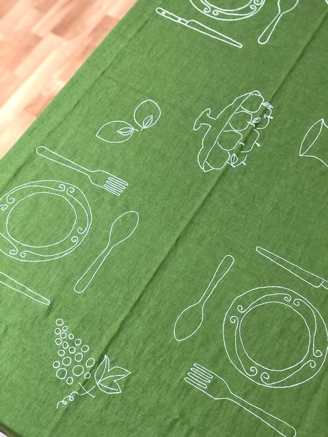 Embroidered Table Cloth Ideas, Diy Tablecloth Ideas, Embroidered Tablecloth Ideas, Placemat Embroidery, Painted Table Cloth, Sarah Espeute, Table Cloth Embroidery, Embroidery Table Cloth, Tablecloth Embroidery