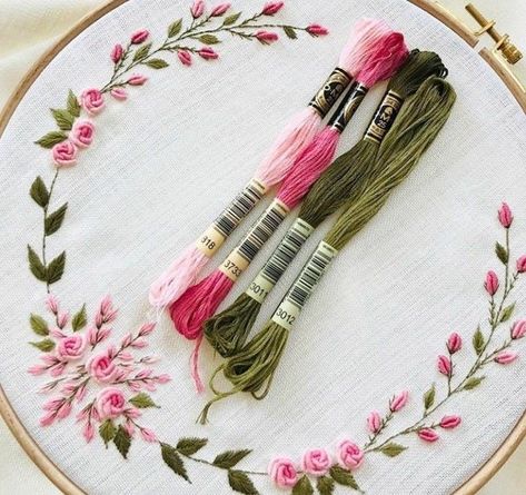 Seed Stitch Embroidery, History Embroidery, Overcast Stitch, Embroidery Artists, Embroidery Styles, Long And Short Stitch, Embroidery Hoop Art Diy, Tone Skin, Simple Hand Embroidery Patterns