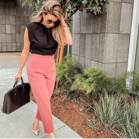 Trousers Outfit Work, High Waisted Culottes, Zara Leather Pants, Peach Pants, Red Dress Pants, Outfit Elegantes, Coated Leggings, Vintage Red Dress, Boss Outfit