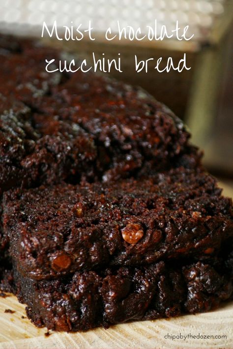 This moist chocolate zucchini bread is a must for any chocolate lover. Deep chocolate flavor, a few chocolate chips here and there. It´s a winner! Easy Zucchini Bread, Chocolate Chip Zucchini Bread, Bread Chocolate, Chocolate Zucchini Cake, Chocolate Zucchini Bread, Cake Bread, Zucchini Cake, Zucchini Bread Recipes, Chocolate Zucchini