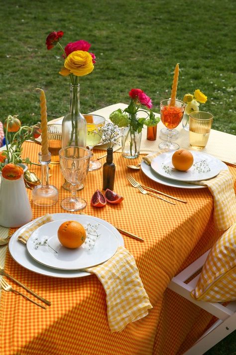 Budget Friendly Table Setting, Italian Summer Tablescape, Vintage Table Scape, Retro Tablescape, Dinner Hosting Ideas, Fall Dinner Party, Picnic Inspiration, Brunch Table, Dinner Party Table