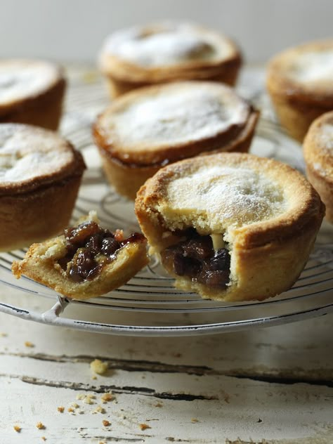 That's a mince pie with hidden depths - much like Paul Hollywood himself. Mincemeat Recipe, Paul Hollywood Recipes, Mince Pie Recipe, British Baking Show Recipes, Christmas Bakes, Great British Baking Show, British Baking Show, The Great British Bake Off, Mince Pie