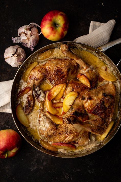 Kip a la Normande Chicken And Apple Recipes, Peach Chicken, Mustard Pork Chops, Table D Hote, Roasted Turkey, Savoury Dishes, Turkey Recipes, Apple Recipes, Pork Chops