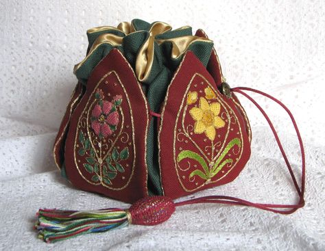 Stumpwork Embroidery, Embroidery Inspiration, Larp, Embroidered Flowers, Embroidery Patterns, Bead Work, Hand Embroidery, Needlework, Sewing Projects