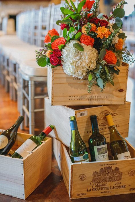 Wine Table Display, Wine Bar Decor Ideas, Wine Box Centerpiece, Winery Birthday Party, Wine Party Decor, Wine Wedding Decor, Winery Wedding Decor, Rustic Wedding Decor Table, Vineyard Wedding Centerpieces