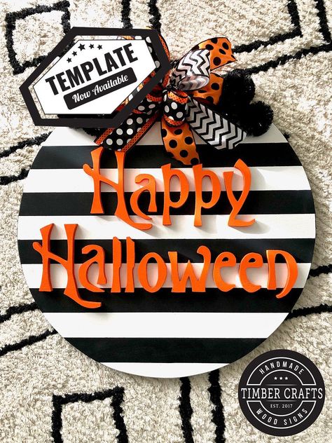 Porch Halloween, Halloween Door Hanger, Halloween Door Hangers, Door Hanger Template, Adornos Halloween, Pizza Pan, Hanger Home, Halloween Sign, Wooden Door Hangers