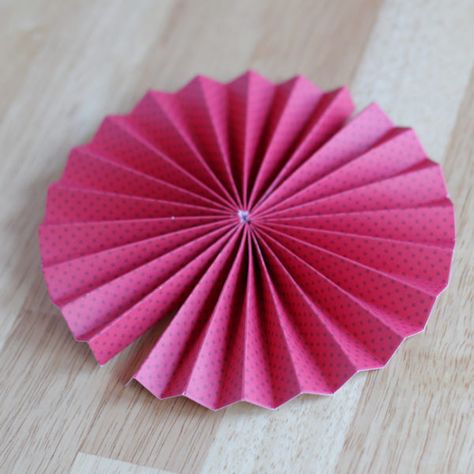 How To Make A Pin Wheel, Paper Pinwheel Diy, How To Make Pinwheels, Pinwheel Decorations, Pinwheel Tutorial, Folded Paper Flowers, Paper Pinwheels, Diy Pinwheel, Pin Wheels