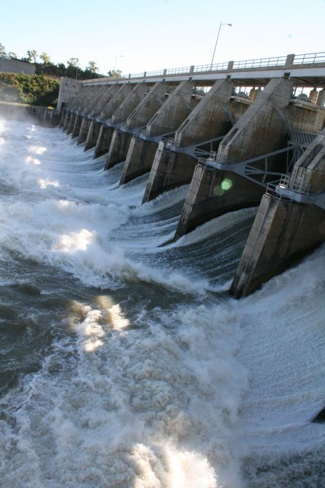 Gavins Point Dam, Yankton, SD - this is awesome to see. We would sit on inner tubes and sled down the hill next to the dam. Science Display, Hydroelectric Power Plant, Hydroelectric Dam, Water Dam, Hydroelectric Power, Missouri River, Water Pollution, Hydro Electric, Water Resources