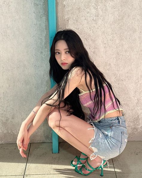 Yuna Instagram, Yuna Itzy, August 1, Korean Pop, Kpop Outfits, Kpop Girl Groups, Gossip Girl, Instagram Update, Korean Girl