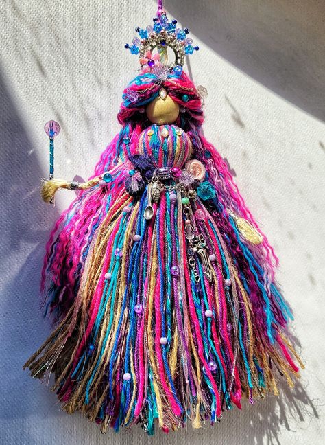 Yarn Sculpture Art, Wool Dolls How To Make, Tassel Dolls Diy, Yarn Hair For Dolls, Diy Yarn Dolls How To Make, Halloween Yarn Crafts, Fairy Diy Crafts, Diy Yarn Dolls, Yarn Toys