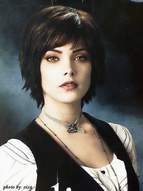 Would love to go back to short hair <3 I don't think I am brave enough anymore :'( -too used to long hair - Alice Hairstyle, Ashley Greene Twilight, Twilight Alice, Alice Twilight, Ashley Green, Twilight Film, Alice Cullen, Twilight Pictures, Nikki Reed