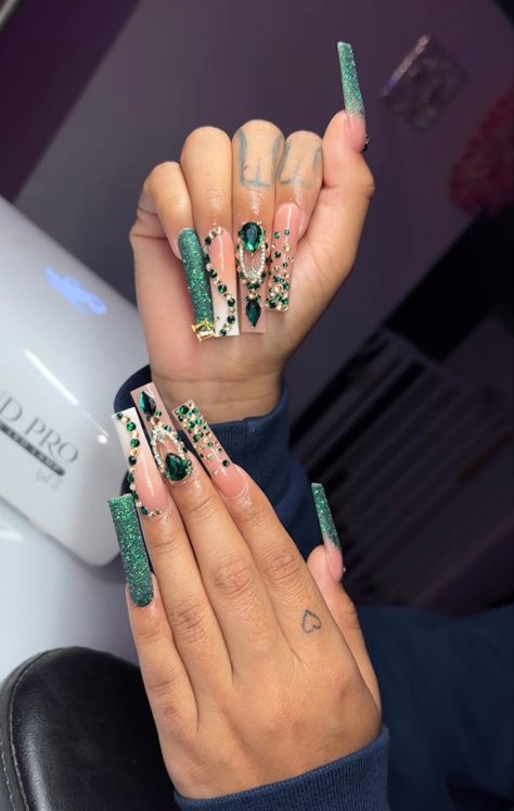 Green Xl Nails, Green Bling Nails Rhinestones, Green Rhinestone Nails, Green Prom Nails Acrylic, Green Bling Nails, Colourful Acrylic Nails, Acrylic Nail Designs Classy, Quinceanera Nails, Green Acrylic Nails