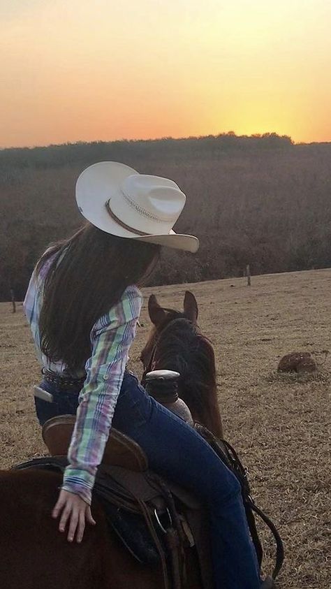 Vaqueras Aesthetic, Rancho Aesthetic, Horseback Riding Aesthetic, Aesthetic Horses, Aesthetic Cowboy, Southern Aesthetic, Aesthetic Cowgirl, Foto Cowgirl, Pictures With Horses