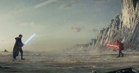 Luke Skywalker vs Kylo Ren on Crait - Star Wars: The Last Jedi Star Wars Sequel Trilogy, Star Wars The Last Jedi, The Last Jedi, Jedi Master, Mark Hamill, Star Wars Wallpaper, Last Jedi, Star Wars Memes, Kylo Ren