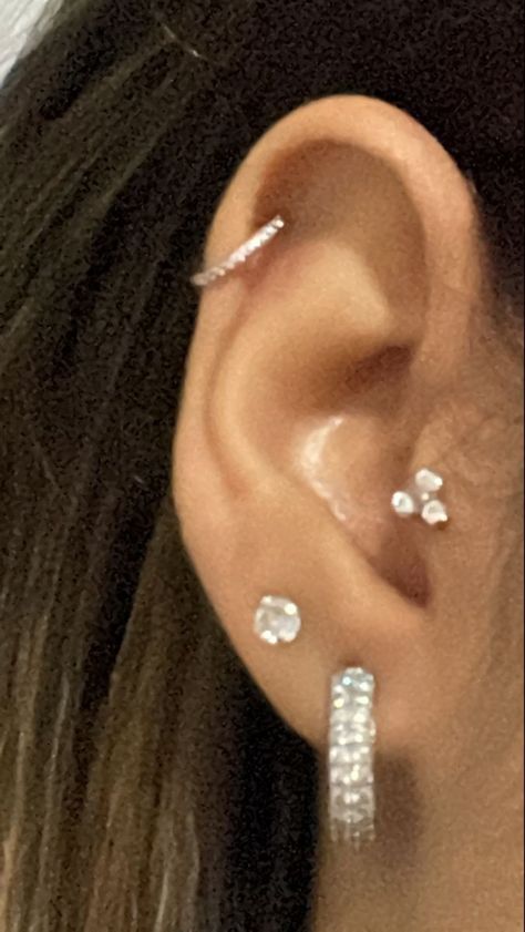 Ears Piercing Ideas Aesthetic, Ear Stacks, Cool Ear Piercings, Pretty Ear Piercings, Piercing Tragus, Cute Ear Piercings, Cute Piercings, Body Jewelry Piercing, Piercing Ideas