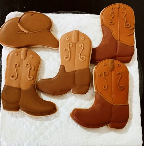 Galletas de Bota Vaquera Western Cookies, Cookie Shapes, Royal Icing Decorated Cookies, 9th Birthday Parties, Cowgirl Party, 9th Birthday, Decorated Cookies, Holiday Cookies, Royal Icing