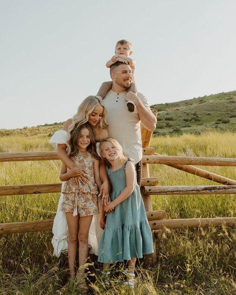 Rylee + Cru (@ryleeandcru) | Instagram Rylee And Cru Family Photos, Rylee And Cru, Coordinating Outfits, Family Photo Outfits, Family Lifestyle, Pictures Ideas, Pose Ideas, Family Outfits, Family Pictures