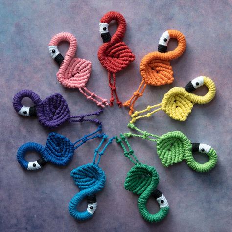 "✶ Cute and vibrant macramé flamingos! Perfect as a small gift for yourself or others. ✶ Choose either a keychain or magnet (or neither). ✶ 9 color options. Message me about custom color inquiries. ✶ Approximately 4\" tall (including legs) and 1 5/8\" wide. ✶ Come in cute flamingo bubble mailers making it easy to gift. ✶ Please note that although no two handmade items are 100% identical, each are made to be as similar as possible. Color may differ slightly from photos due to different monitor se Flamingo Keychain, Cute Macrame, Simpul Makrame, Keychain Macrame, Easy Crafts To Sell, Boho Backpack, Animal Keychain, Macrame Boho, Cute Keychain