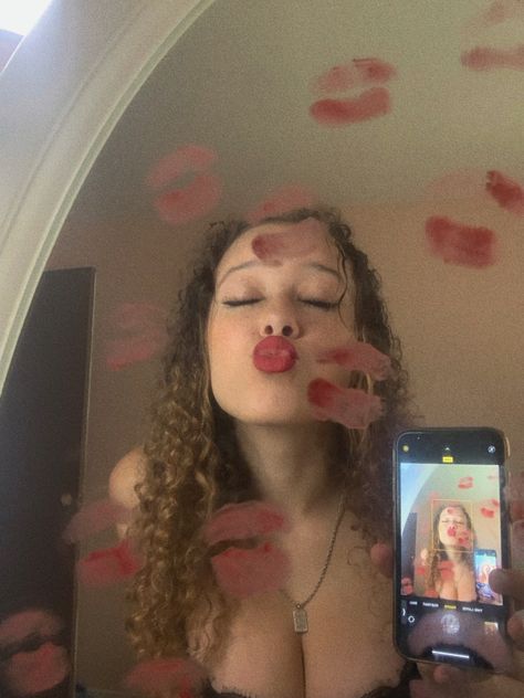 Lipstick On Mirror Photoshoot, Valentine’s Day Instagram Pictures, Lipstick Mirror Photoshoot, Lipstick Mirror Selfie, Valentines Instagram Pictures, Valentines Day Instagram Pictures, Galentines Photoshoot Ideas, Baddie Poses, Lipstick Mirror