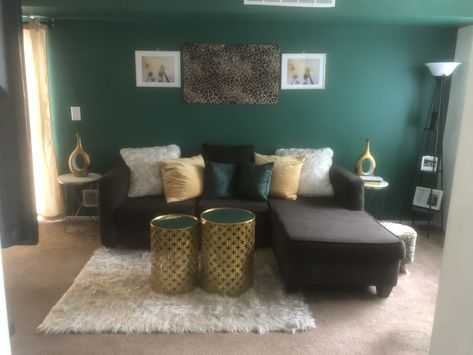 Emerald Green Grey And White Living Room, Emerald Green Lounge Decor, Hunter Green And Gold Living Room, Emerald Green Dining Room Ideas, Emerald Green And Brown Living Room, Green And Silver Living Room, Black Green And Gold Living Room, Hunter Green Living Room Decor, Emerald Green And Grey Living Room